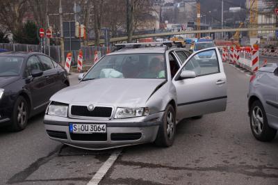 Stuttgart Mitte: Fehler bei Fahrspurwechsel fuehrt zu Unfall